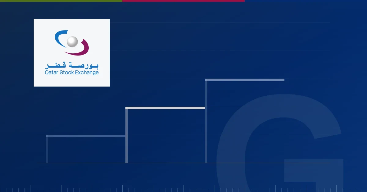 درج من ثلاث مراقٍ على الأرضية الكحلية للمؤتمر، يرتفع من التوجيه الطوعي عام 2016 إلى الإفصاح الإلزامي عام 2026 ثم اكتمال الامتثال بحلول 2028، مع شعار بورصة قطر في أعلى اليسار