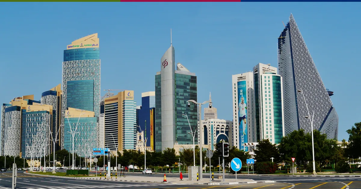 أفق الخليج الغربي في الدوحة، وأبراج الحي المالي للمدينة كما تُرى من الطريق